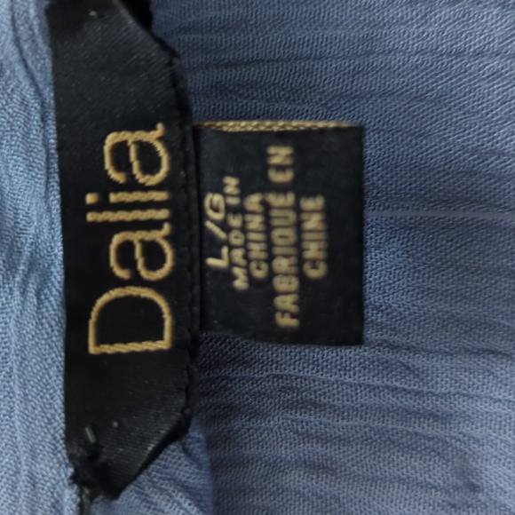 L: Dalia Sleeveless Button Shirt - Picture 4 of 6